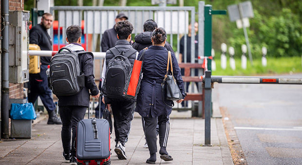 Flüchtlinge mit Gepäck an der Landesaufnahmebehörde Bramsche-Hesepe