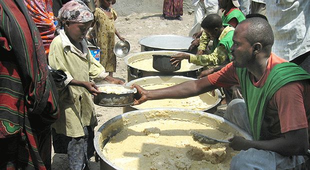 Essensausgabe an hungernde Menschen in Afrika