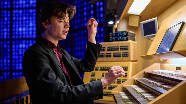 Junger Musiker an der Orgel in der Kaiser Wilhelm-Gedächtniskirche in Berlin