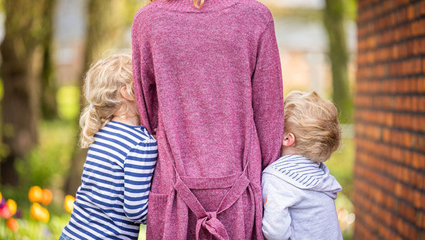 Junge Mutter mit zwei Kindern