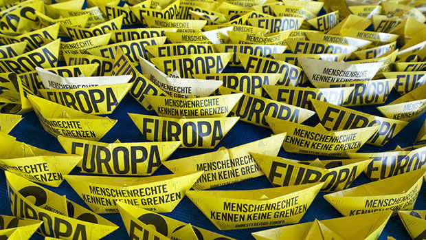 Gelbe Papierschiffe mit der Aufschrift Europa