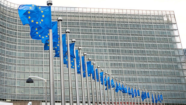 Europaflaggen vordem EU-Kommjssionsgebäude in Brüssel