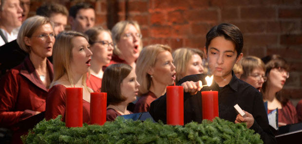 Kerzen entzünden im Advent