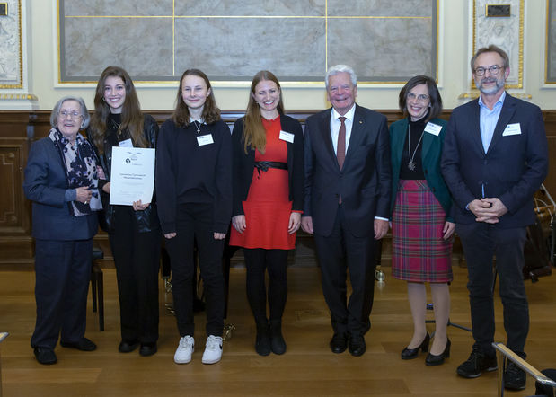 Preisträgerinnen des Laurentius-Gymnasiums mit Barbara Lambrecht-Schadeberg und Joachim Gauck