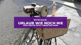 Fahrrad mit Korb, Koffer, Kreuz und Mandoline