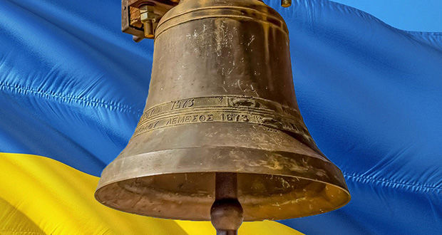 Kirchenglocke vor ukrainischer Flagge
