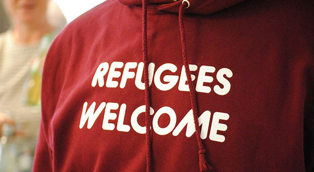 Kapuzenpulli mit Aufschrift: Refugees Welcome