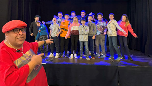 Rapper *Bickmack* probt mit Schüler*innen