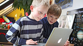 Zwei Jungen mit einem Notebook