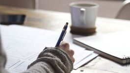 Hand schreibt Noten
