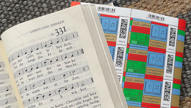 Briefmarken in Gesangbuch
