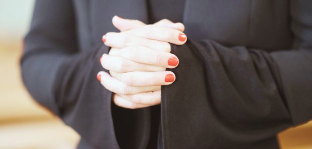 Frau im Gebet