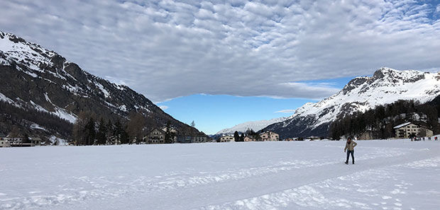 Schneebeckte Landschaft zwischen Bergen