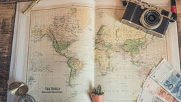Aufgeschlagenes Buch mit Weltkarte
