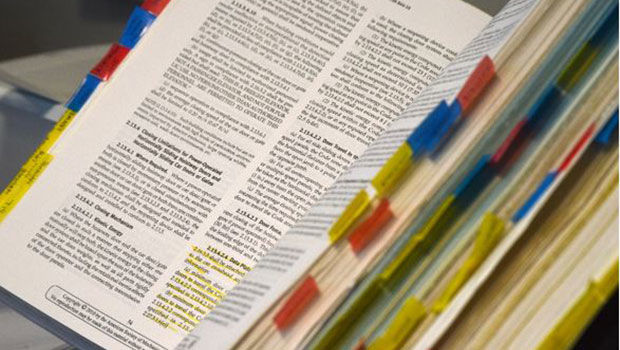 Aufgeschlagenes Buch mit Markierungen