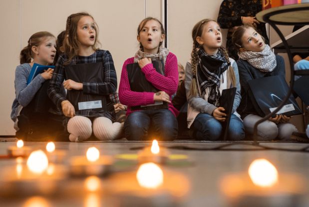 Schülerinnen im Schulgottesdienst
