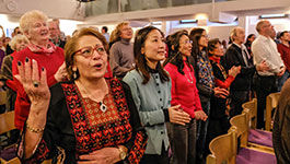 Christen unterschiedlicher Kulturen in einem Gottesdienst