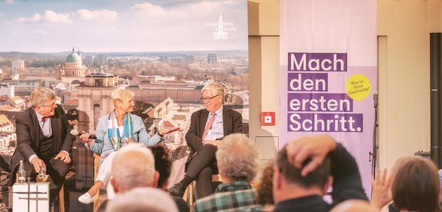 Kirsten Fehrs auf dem Podium  in der Garnisonskirche