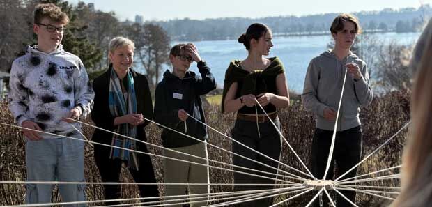 Zu Beginn des Besuchs von Bischöfin Fehrs wurde das Spiel "Tower of Power" gespielt. Ein Spiel, in dem mit Hilfe von 24 Schnüren versucht wird, gemeinsam Holzklötze zu einem Turm zu stapeln. Das Motto: Nur gemeinsam kann es gelingen!