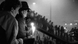 Demonstranten mit Kerzen bei der Friedlichen Revolution 1989