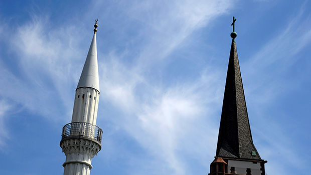 Minarett der Sultan-Selim-Moschee und der Kirchturm der nahe gelegenen katholischen Liebfrauenkirche in Mannheim