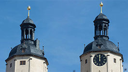 Kirchtürme vor dem Himmel