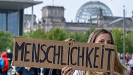 Demonstranten fordern in Berlin mehr Hilfe für afghanische Schutzsuchende