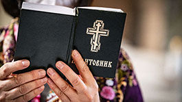 orthodoxes Gesangbuch in einer Frauenhand