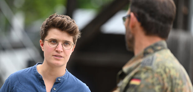 Die Praeses der Synode der Evangelischen Kirche Deutschland (EKD), Anna-Nicole Heinrich (in blauem Hemd), besucht am 24.07.2025 den Bundeswehrstandort Altenstadt bei Schongau in Bayern