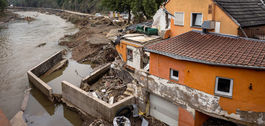 Zerstörtes Haus in Schuld nach der Flutkatastrophe