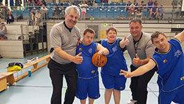 Teilnehmer beim inklusiven Baskettball-Event