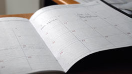 Ein aufgeschlagener Kalender