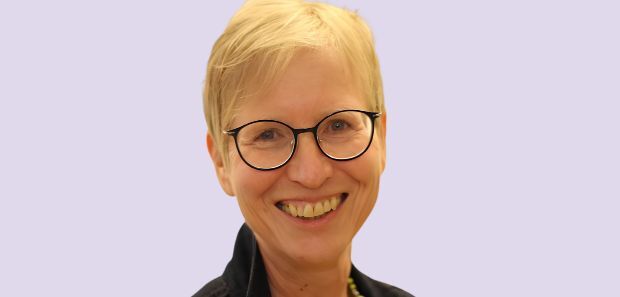 Proträt Martina Jakubek vor blasslila Hintergrund