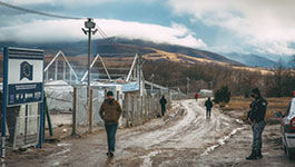 Flüchtline in einem Lager an der Grenze Bosnien-Herzegowina