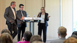 Die Moderatoren Dr. Paul Platzbecker (Mitte), Prof. Dr. Jutta Standop und Prof. Dr. Henning Schluß diskutieren mit dem Publikum