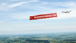 Flugzeug mit Banner: Reformationstag 2018