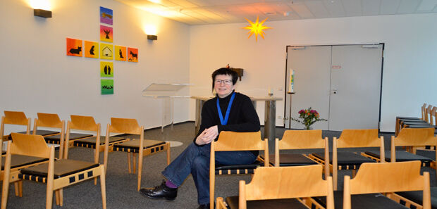 Flughafenpfarrerin und Seelsorgerin Bettina Klünemann sitzt im Kirchenraum im Terminal 1 Abflughalle B. Hier werden regelmäßig Gottesdienste gefeiert.