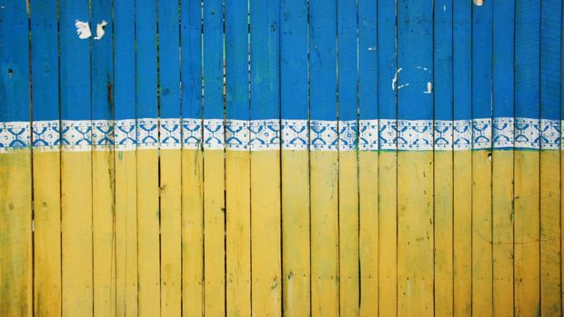Holzwand in den Farben der ukrainischen Flagge
