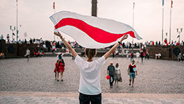 Frau mit Flagge Rot-Weiß