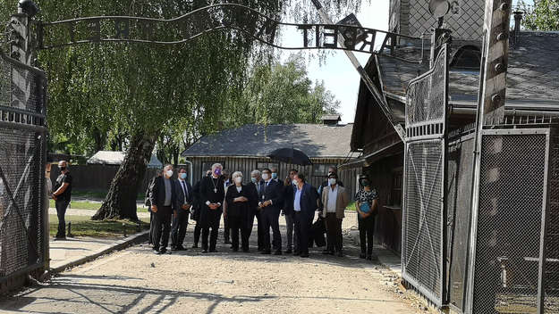 Die gemeinsame Delegation am Tor zur Gedenkstätte in Auschwitz