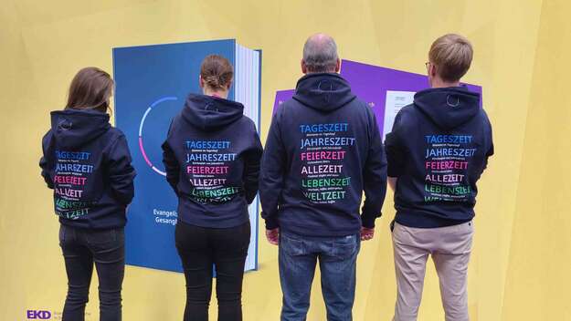 EG-Projektbüro auf dem Messestand des DEKT 2025 mit den neuen EG-Hoodies EG-Projektbüro auf dem Messestand des DEKT 2025 mit den neuen EG-Hoodies