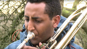 Flüchtling aus Eritrea spielt Trompete