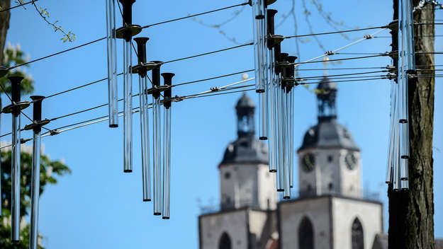 Die Installation 'Clouds', im Hintergrund die Türme der Stadtkirche Wittenberg.