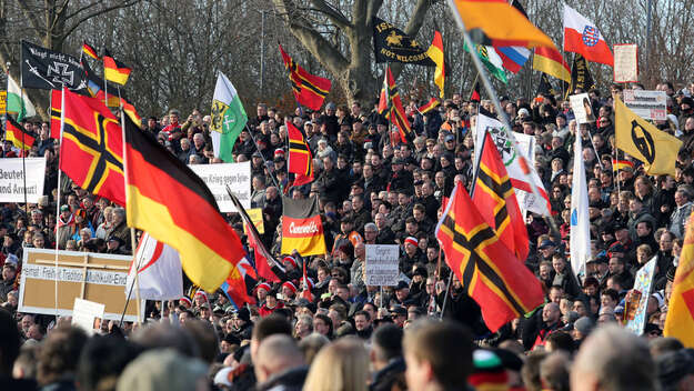 Pegida-Anhänger demonstrieren in Dresden