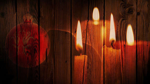 Advent, Symbolbild mit Kerzen und Kugel