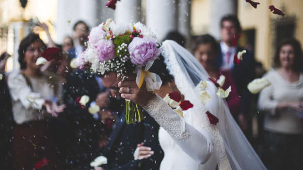 Braut und Bräutigam werden mit Konfetti beworfen