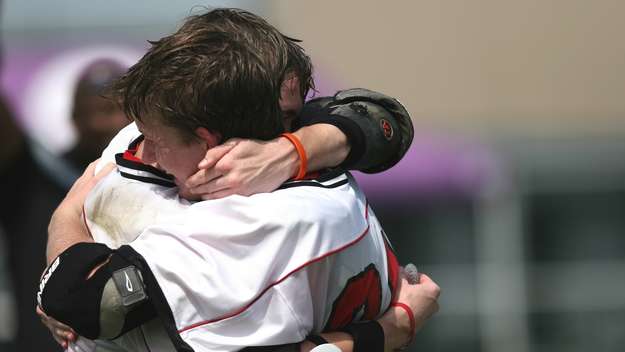 Zwei Jungs umarmen sich beim Sport