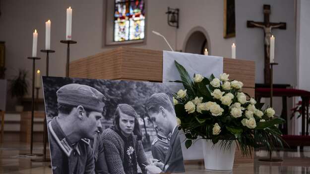 Bild von Mitgliedern der „Weißen Rose“ in einer Kirche