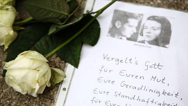 Zwei weiße Rosen und ein Brief an Hans und Sophie Scholl