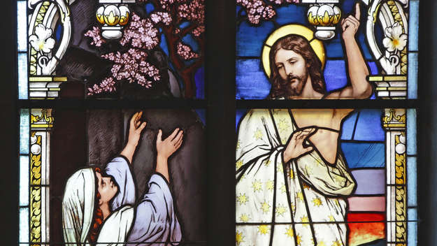Kirchenfenster: Maria Magdalena begegnet dem auferstandenen Jesus